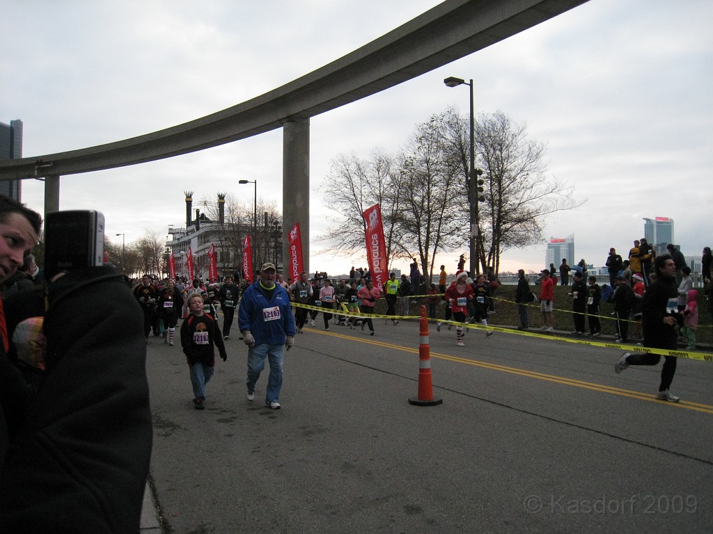 Detroit Turkey Trot 10K 2009 064.jpg - The 2009 Detroit Turkey trot 10K was run on November 29, 2009. A chilly and blustery day. Lots of costumes and racers though, 12400 strong!